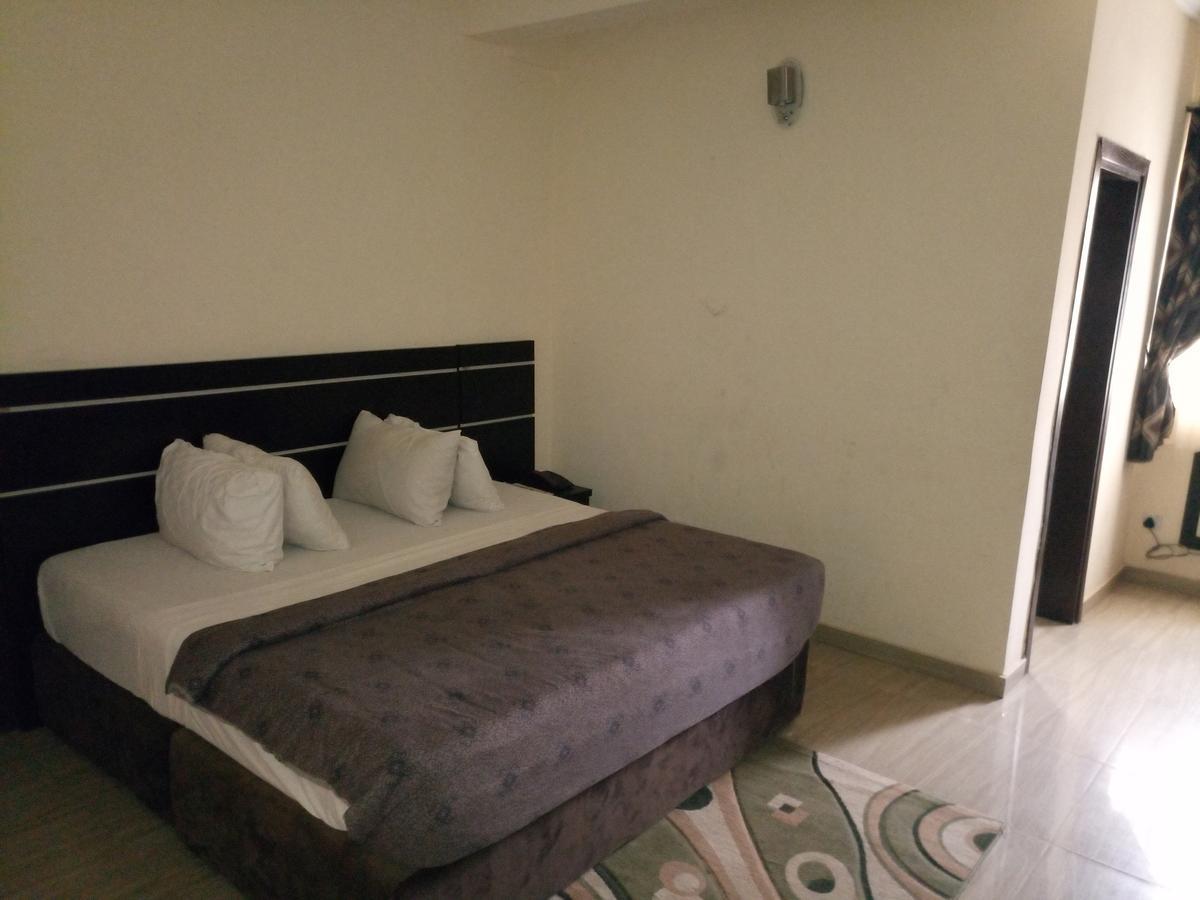 Hotel Benizia Asaba Exterior foto